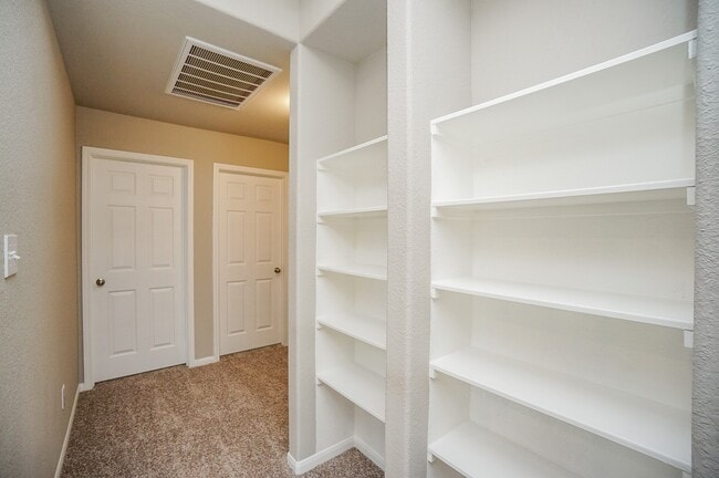 Building Photo - 5463 Grand View Dr