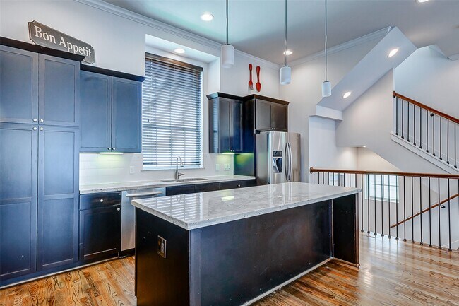 Building Photo - 2209 Chenevert St