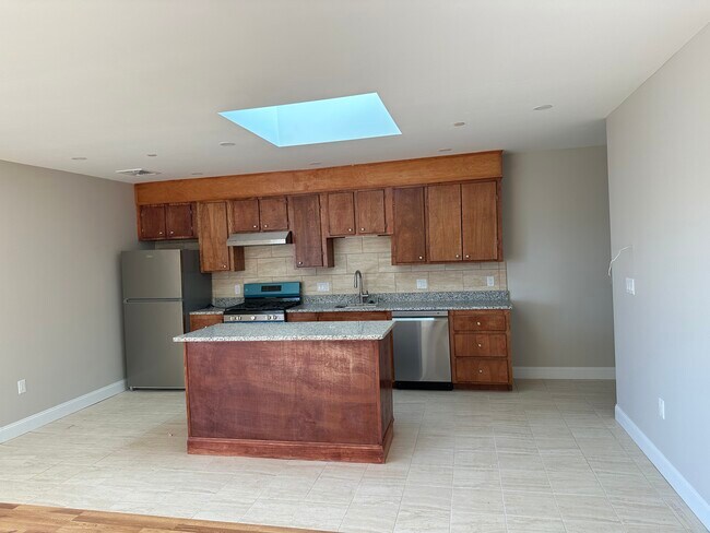 Photo - 164 Broadway