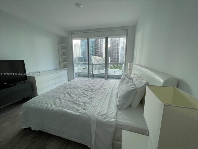 Photo - 92 SW 3rd St Unidad 2302