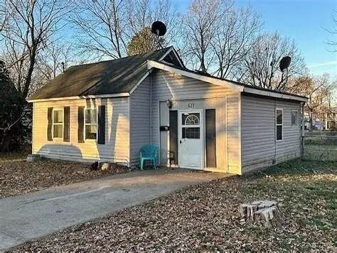 Photo - 611 N Oak St