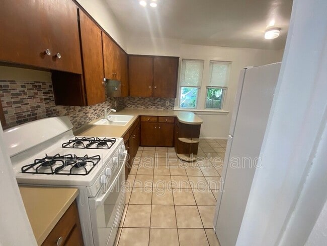 Photo - 855 Alexander St SE