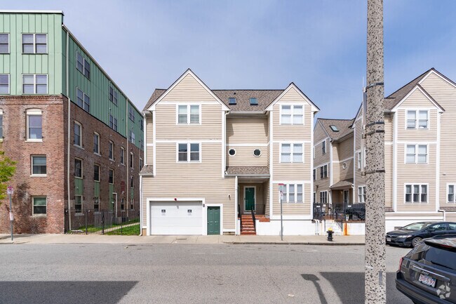 122-136 W 7th Street se encuentra en el sur de Boston. - Tudor Commons