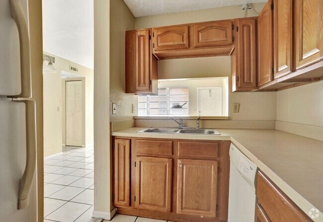 Building Photo - 832 Twin Lakes Dr Unit 1 Rental