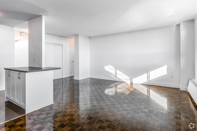 1BR, 1BA - 714SF - Living Room - 2570 Kingston Road