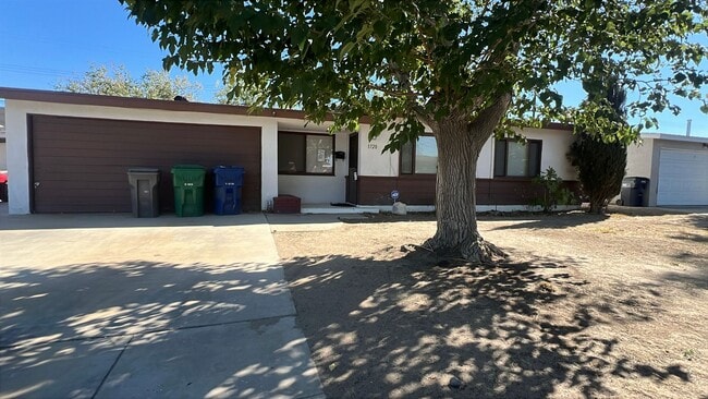 Building Photo - East Palmdale Home