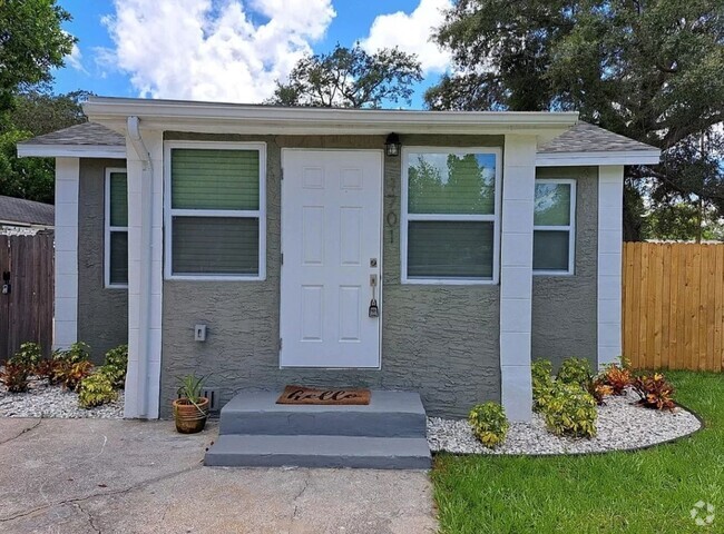 Building Photo - 3 Br 2 ba private home with washer/dryer i...