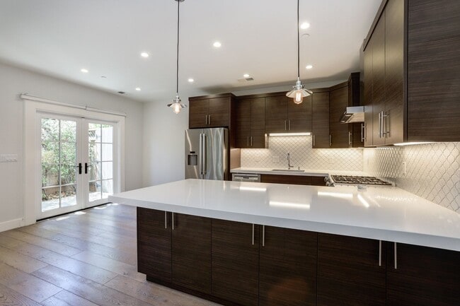 Building Photo - 2 Bed / 2.5 Bath Luxurious townhome near d...