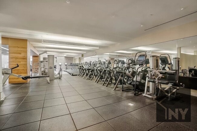 Photo - 451 W 37th St Unidad 28C