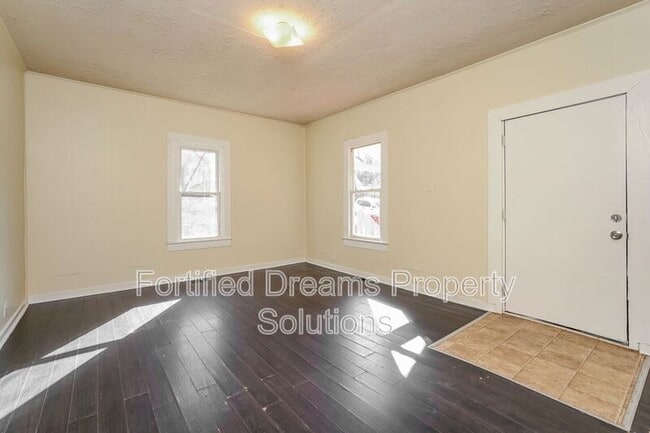 Photo - 2021 Row St