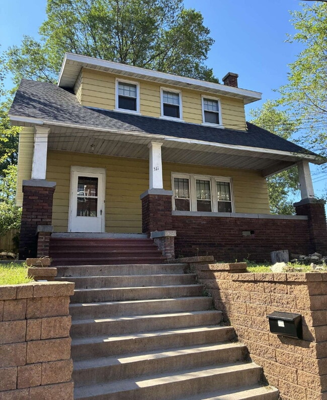 Building Photo - Huge 5 Bed 2 Bath home near UWEC with big bedrooms!