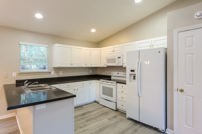 Photo - 302 Yukon Dr