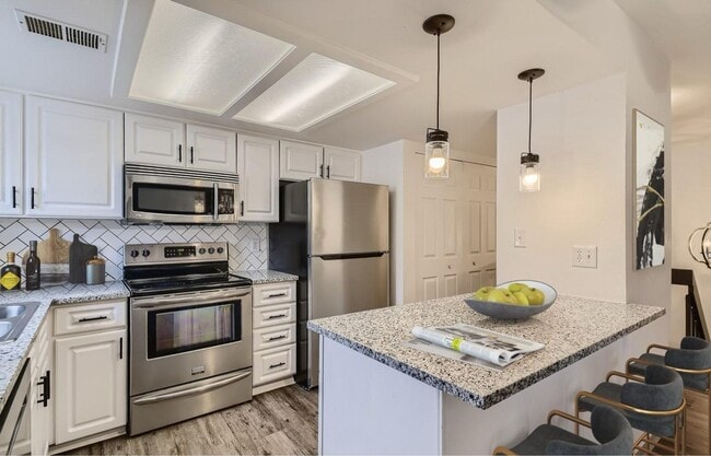 Spacious 2 Bed, 2 Bath Condo with Garage i... - Spacious 2 Bed, 2 Bath Condo with Garage i...