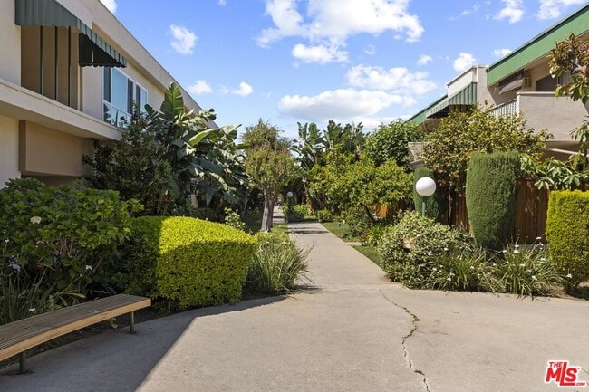 Building Photo - 3200 S Sepulveda Blvd Unit J22