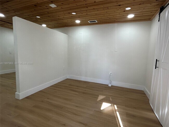 Photo - 135 E 37th St Unidad 1