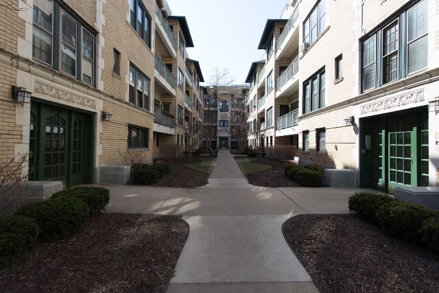 Building Photo - 4312 N Clarendon Ave Unit M03H