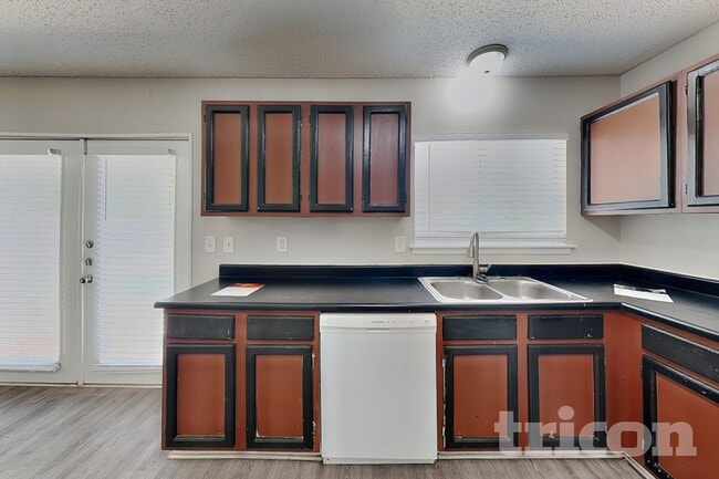 Photo - 5815 Brambletree St