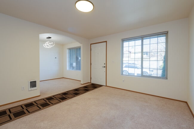 Building Photo - 2732 Hidden Springs Loop SE