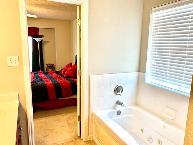 Photo - 2105 Main St