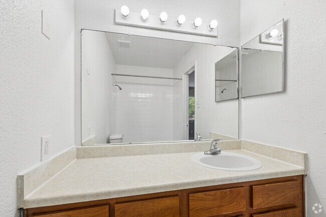 3BR, 2BA - 1,290SF - Primary Bathroom
