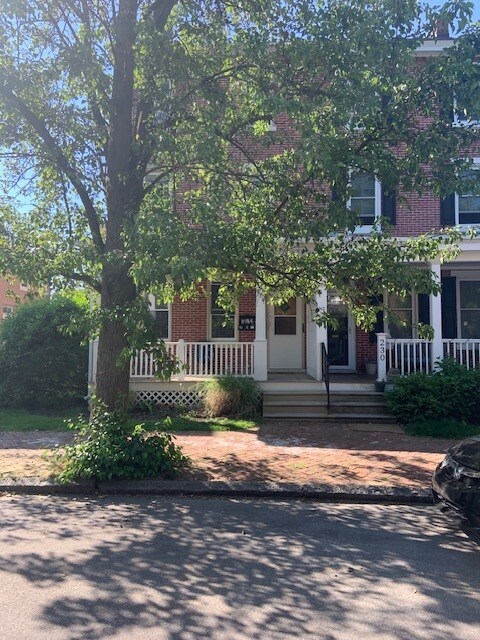 Exterior Front of Building - 228 W Barnard St Unidad 4