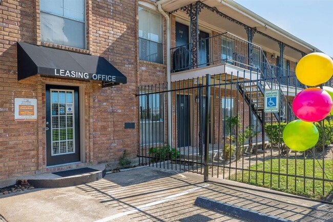 Building Photo - 5900 N Braeswood Blvd Unit 226