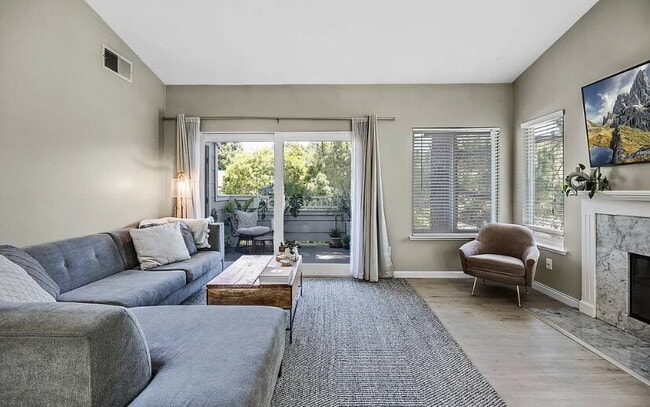 This spacious Norris Canyon condo will del... - This spacious Norris Canyon condo will del...