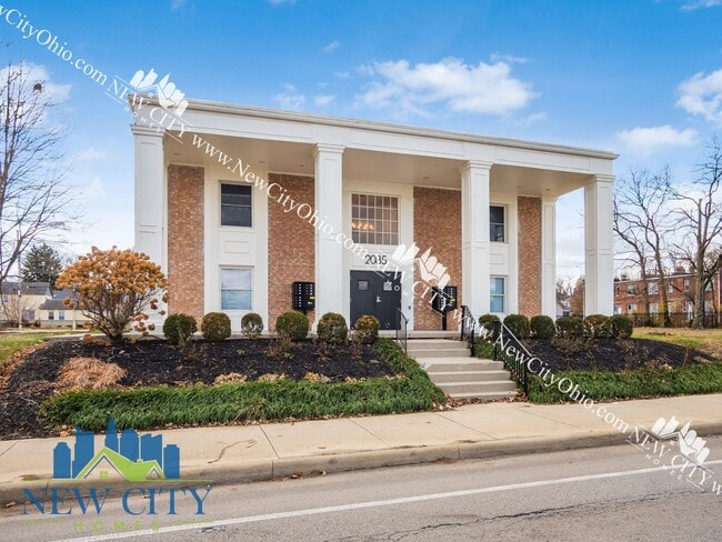 Building Photo - 2085 Building - New Rennovated 1 & 2 bedro... Unit 207