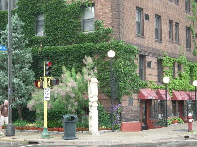 Building Photo - Downtown 2 bedroom Condo across from St. Thomas close to MCTC, UMN, MCAD . New hardwood floors