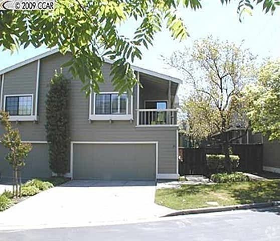Building Photo - Spacious Modern Townhouse in the Desirable...