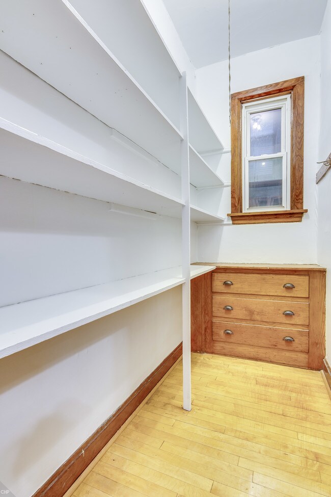 Huge pantry - 3220 N Leavitt St Unit 1