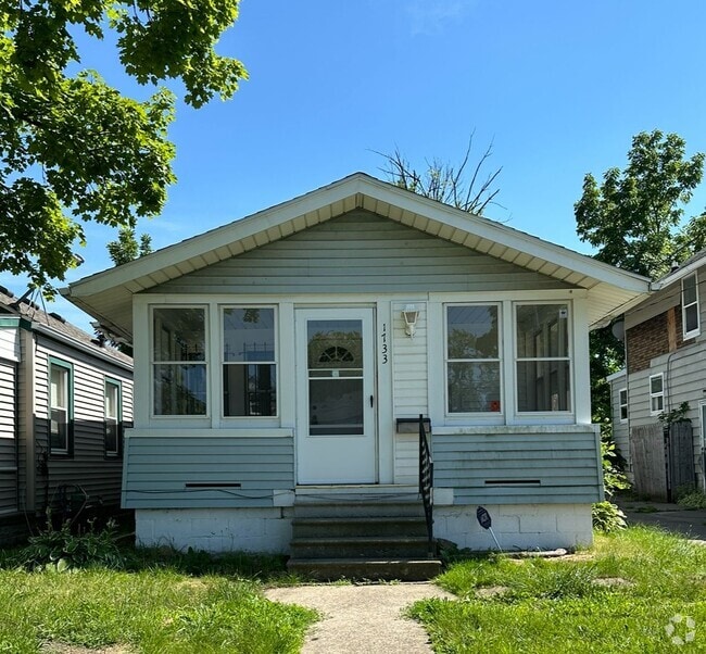 Building Photo - 2 bed 1 bath Rental