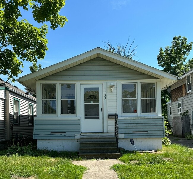 Building Photo - 2 bed 1 bath Rental