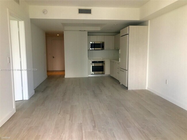 Photo - 1 br, 2 bath Condo - 45 SW 9th St Apt 2404 Unit Apt 2404