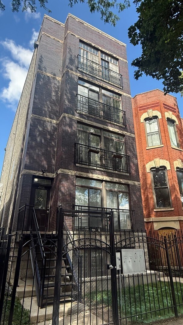 Building Photo - 2206 W Monroe St Unit 4 Rental