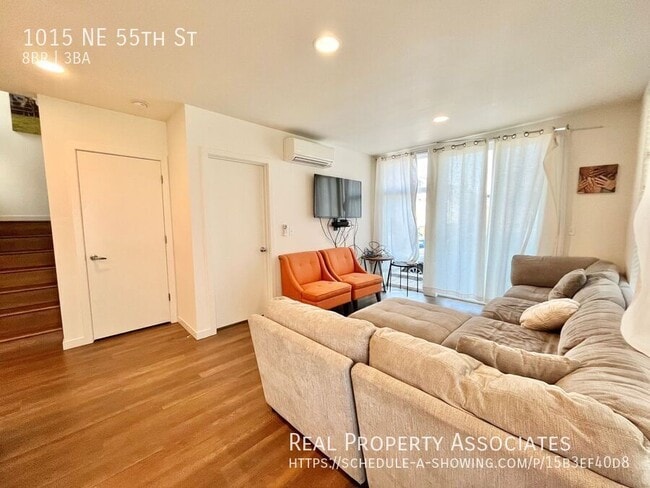 Photo - 1015 NE 55th St