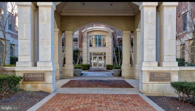 Building Photo - 10205 Wincopin Cir Unit 302