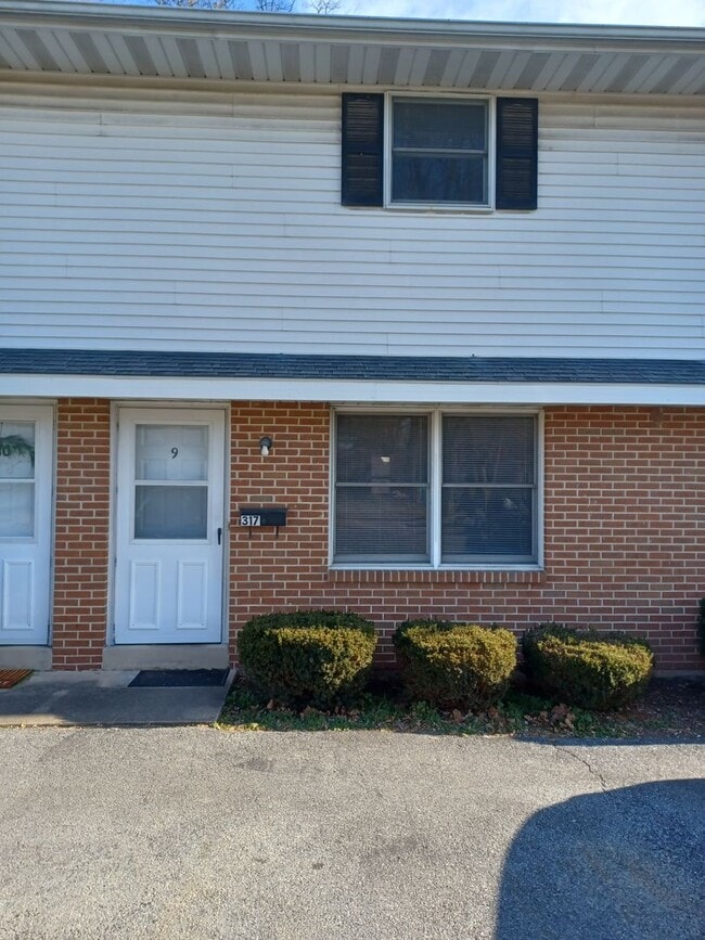 Building Photo - 2 Bedroom 1 Bathroom Apartment in Elizabethtown!
