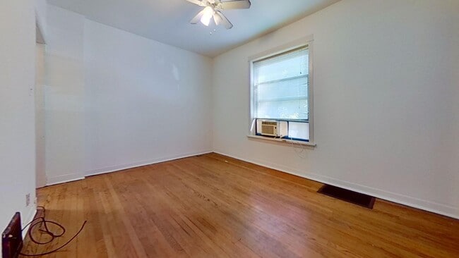 Building Photo - Raised First Floor North Center Two Bedroom Unit 1952 1 Rental