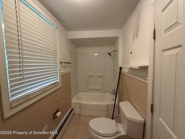 Photo - 831-831 Albert St