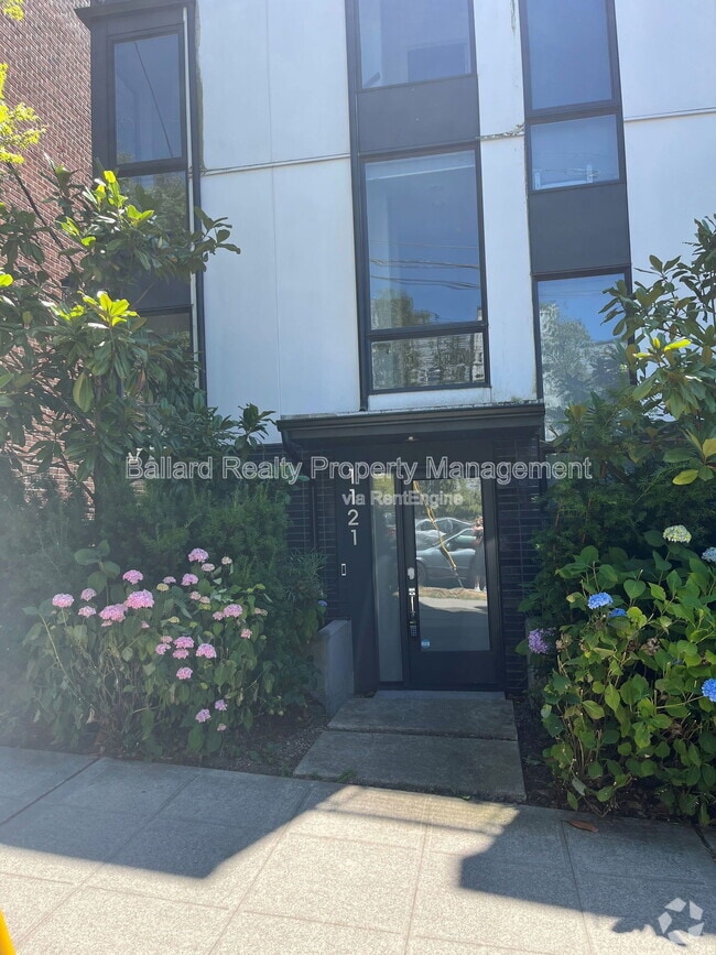 Building Photo - 1121 E Howell St Rental