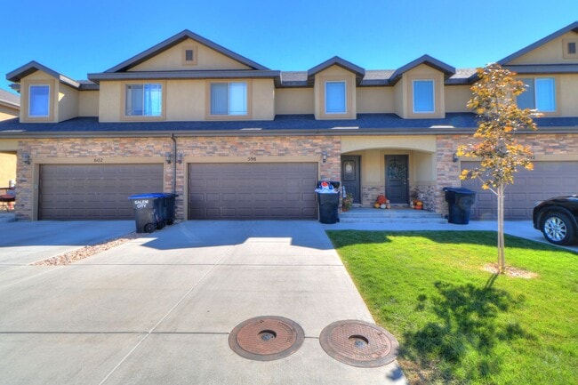 Building Photo - 3 bed 2.5 bath townhome in Salem