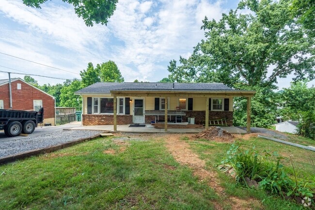 Building Photo - 2 bed and 1.5bath house with office space ...