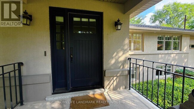 Photo - 2062 Glenforest Crescent