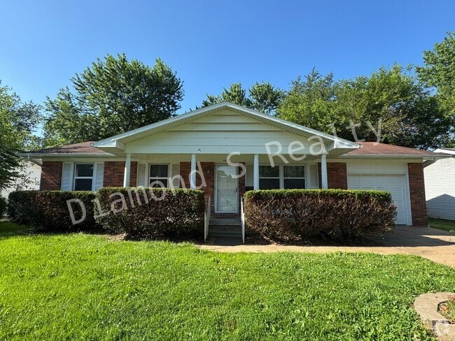 Building Photo - Charming 3 Bedroom Home Available Now