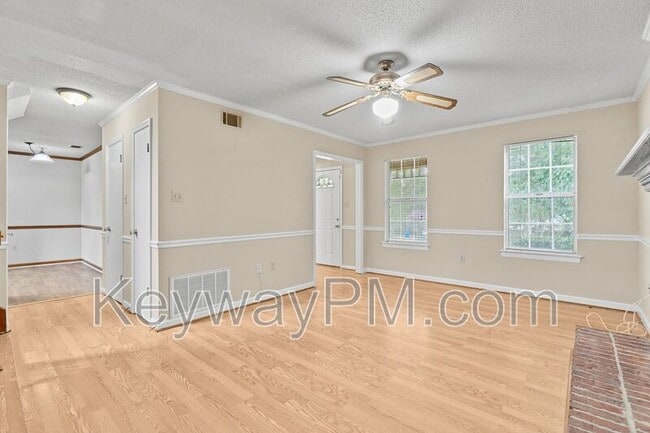 Photo - 322 Lamplighter Ln