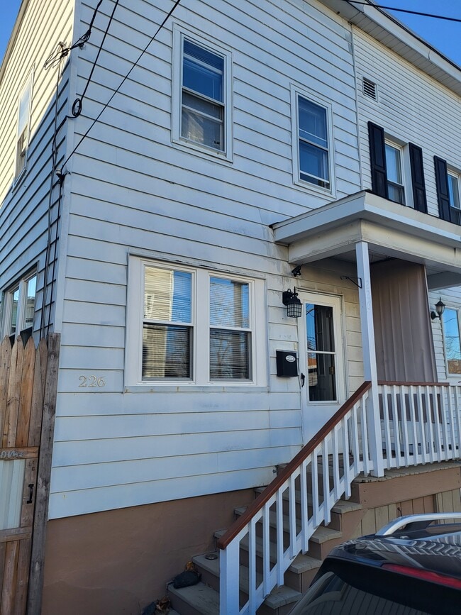 Building Photo - 226 Green St Rental