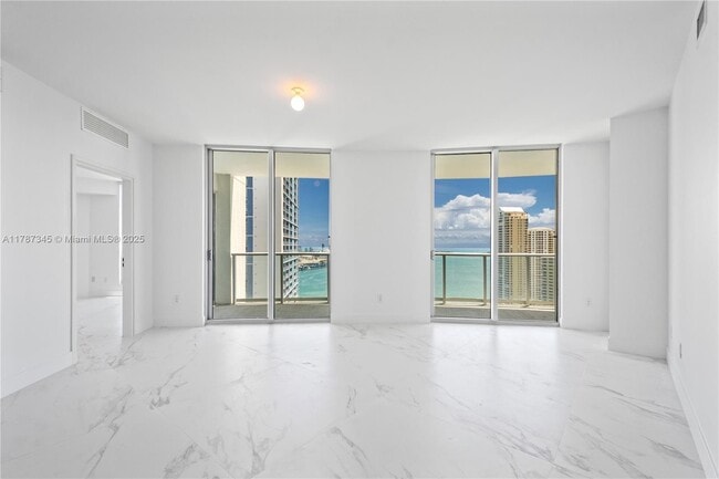 Photo - 300 S Biscayne Blvd