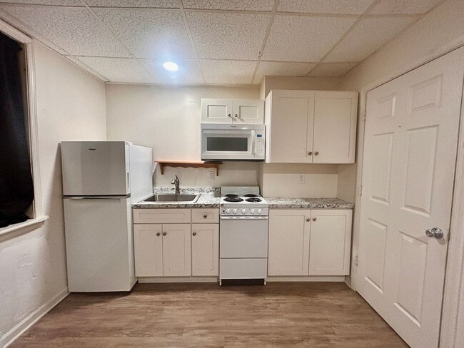 Building Photo - 152 Walnut St Unit Apt 4