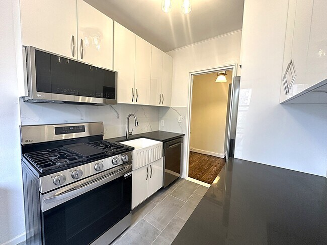 Photo - 9876 Queens Blvd Condominio Unidad #3A